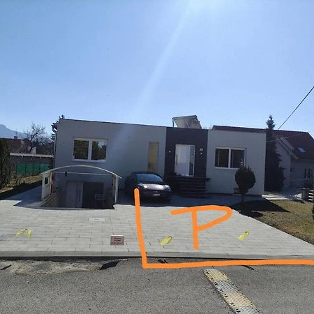 Slnecny Apartmanovy Dom Oslany Dış mekan fotoğraf