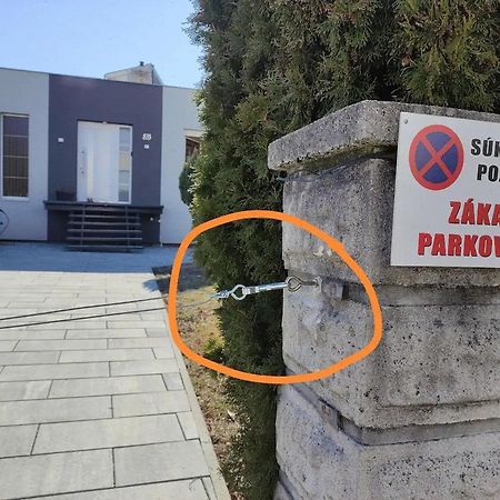 Slnecny Apartmanovy Dom Oslany Dış mekan fotoğraf